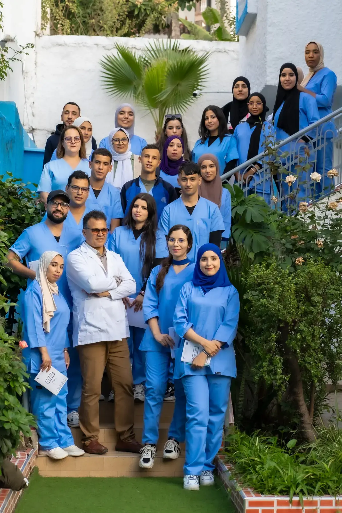 Étudiants et encadrants d’EDMR dans le jardin de l’école