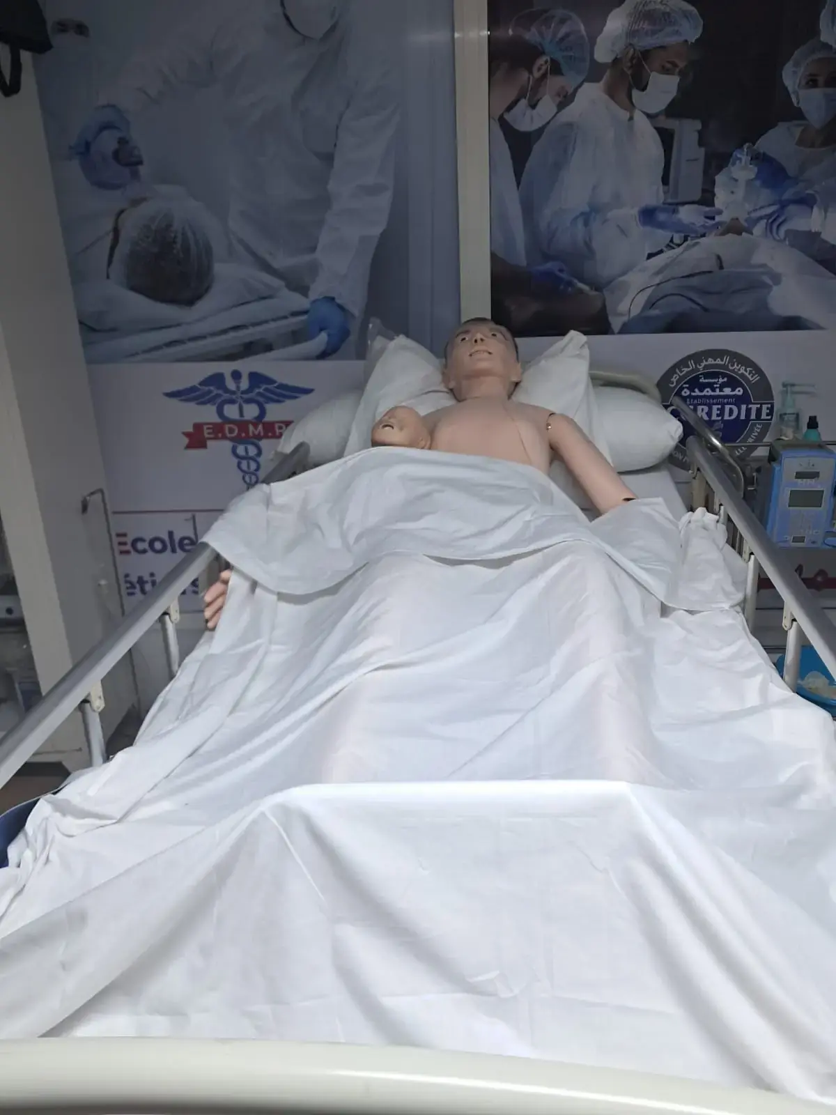 Salle de simulation d’EDMR avec mannequins de soins